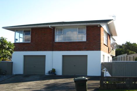 Photo of property in 16 Mayfair Place, Westown, New Plymouth, 4310