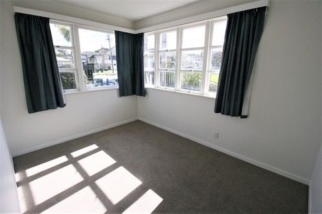 Photo of property in 12 Covil Avenue, Te Atatu South, Auckland, 0610