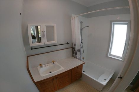 Photo of property in 28 Bertram Road, Kawakawa Bay, Papakura, 2585