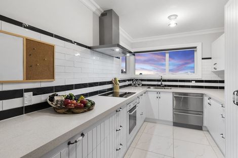 Photo of property in 2/52 Maxwelton Drive, Mairangi Bay, Auckland, 0630