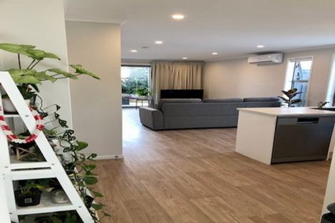 Photo of property in 1a Pavola Grove, Glenfield, Auckland, 0629