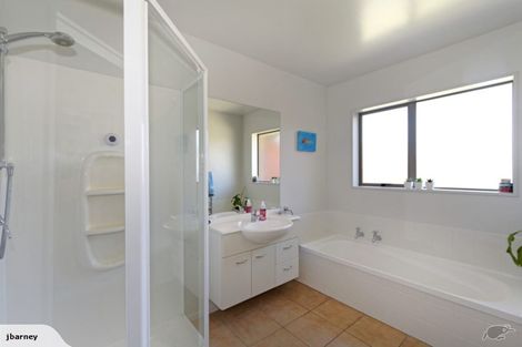 Photo of property in 4 Gwen Place, Redwood, Christchurch, 8051