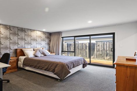 Photo of property in 32 Atlantic Drive, Fitzherbert, Palmerston North, 4410