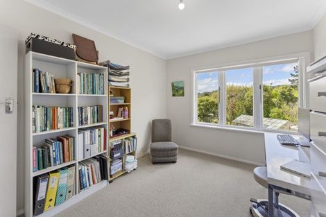 Photo of property in 33 Jocelyn Crescent, Pinehaven, Upper Hutt, 5019