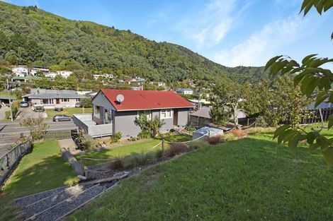 Photo of property in 103 Waikawa Road, Picton, 7220