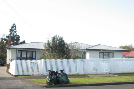 Photo of property in 2/7 Tawa Crescent, Manurewa, Auckland, 2102