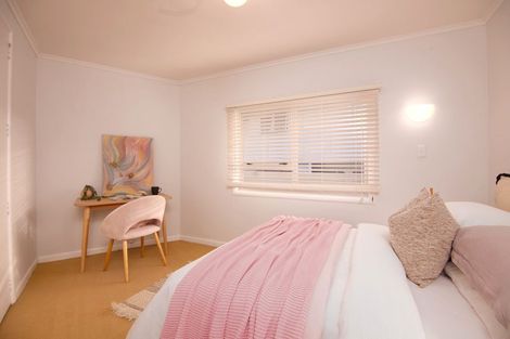 Photo of property in 33 Covil Avenue, Te Atatu South, Auckland, 0610