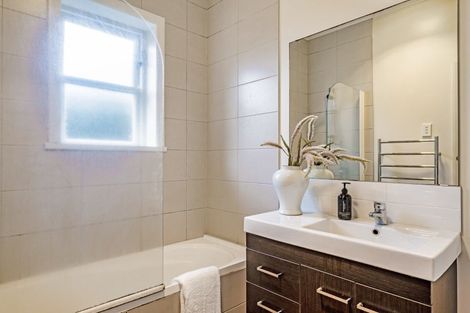 Photo of property in 1 Massey Avenue, Greenlane, Auckland, 1061