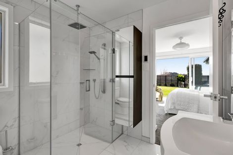 Photo of property in 4 Vardon Way, Waiwhakaiho, New Plymouth, 4312