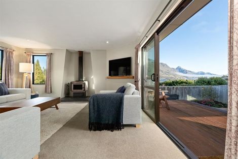 Photo of property in 31 Cedar Drive, Kelvin Heights, Queenstown, 9300