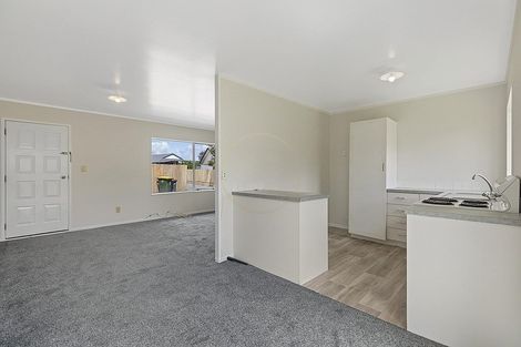 Photo of property in 2/24 Horlicks Place, Randwick Park, Auckland, 2105