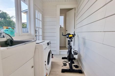 Photo of property in 1/2 East Coast Road, Milford, Auckland, 0620