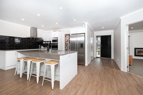 Photo of property in 17 Eric Farley Drive, Kumeu, 0810