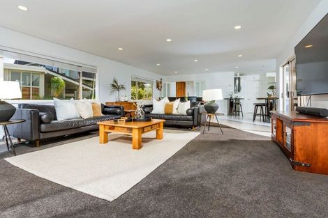 Photo of property in 1/25 Churchill Road, Murrays Bay, Auckland, 0630