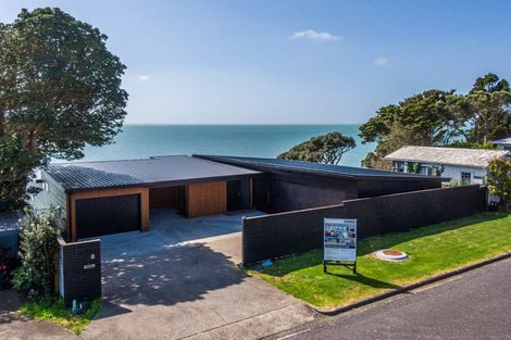 Photo of property in 8a Crispe Road, Clarks Beach, 2122