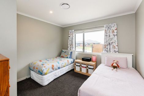 Photo of property in 10 Mediterranean Grove, Fitzherbert, Palmerston North, 4410