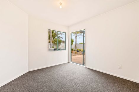 Photo of property in 122 Beach Road, Te Atatu Peninsula, Auckland, 0610