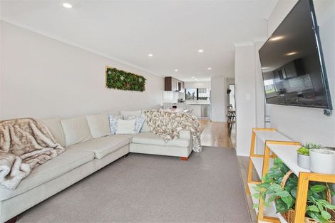 Photo of property in 8b Lumbarda Drive, Kumeu, 0810
