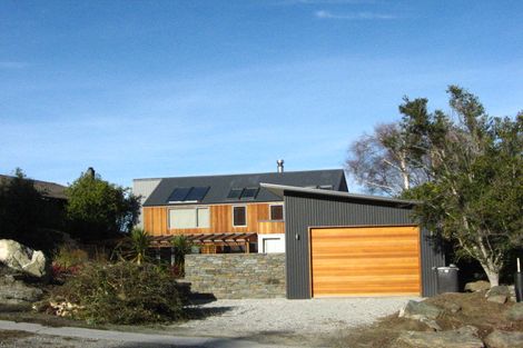Photo of property in 28 Cedar Drive, Kelvin Heights, Queenstown, 9300