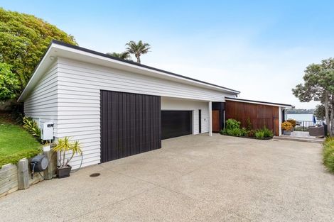Photo of property in 32 Tindalls Bay Road, Tindalls Beach, Whangaparaoa, 0930