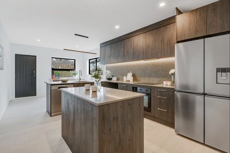 Photo of property in 5 Kawau Close, Orewa, 0931