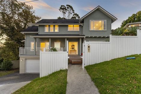 Photo of property in 26 Seaview Road, Castor Bay, Auckland, 0620