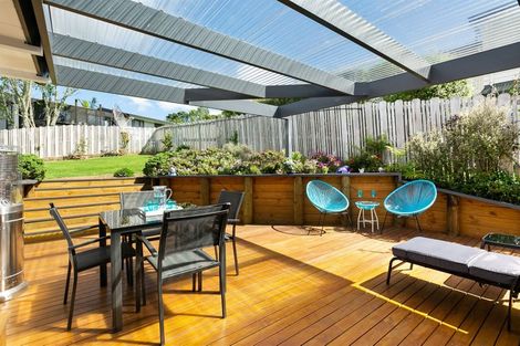Photo of property in 22 Jumento Place, Unsworth Heights, Auckland, 0632