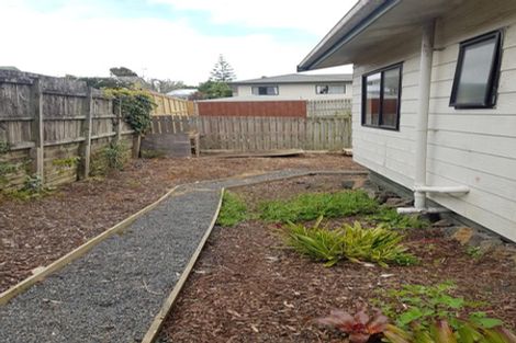 Photo of property in 2/20 Kamara Road, Glen Eden, Auckland, 0602