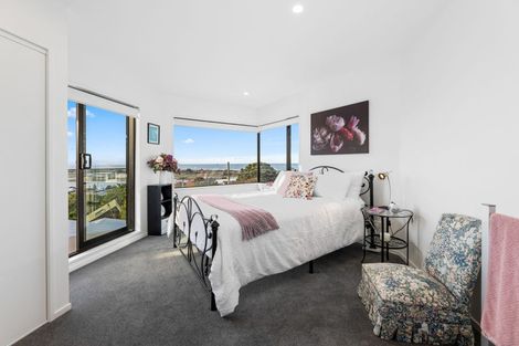 Photo of property in 2/60 Moncks Spur Road, Redcliffs, Christchurch, 8081