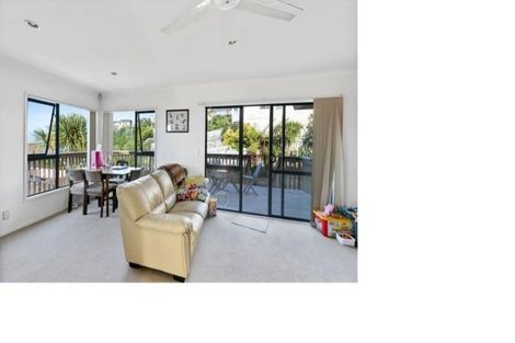 Photo of property in 4 Forbes Lane, Newlands, Wellington, 6037