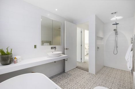 Photo of property in 10 Vaughan Crescent, Murrays Bay, Auckland, 0630