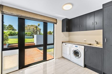 Photo of property in 49 Paynters Avenue, Strandon, New Plymouth, 4312