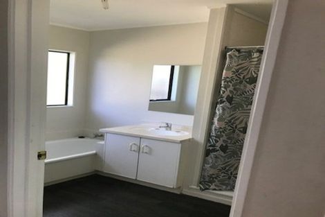 Photo of property in 5 San Bernadino Drive, Henderson, Auckland, 0612