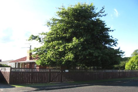 Photo of property in 1 Dudding Avenue, Northcote, Auckland, 0627