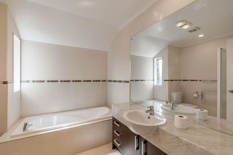 Photo of property in 42 Seresin Crescent, Flat Bush, Auckland, 2016