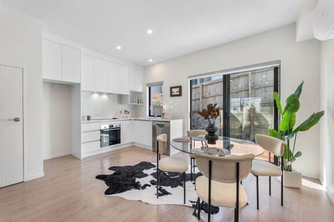 Photo of property in 4d Flaunty Place, West Harbour, Auckland, 0618