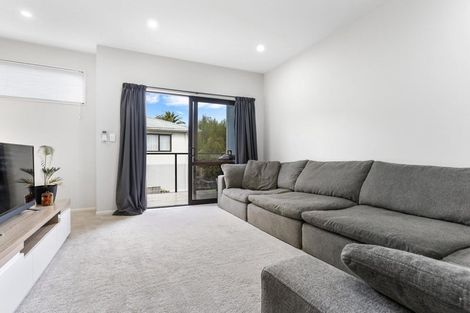 Photo of property in 21c Cherry Tree Place, Massey, Auckland, 0614