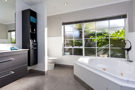 Photo of property in 278 Cascades Road, Botany Downs, Auckland, 2010