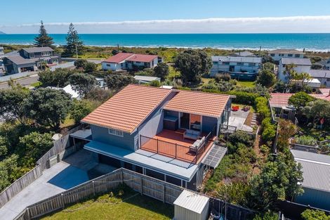 Photo of property in 17 Moana Street, Otaki Beach, Otaki, 5512