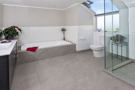 Photo of property in 278 Cascades Road, Botany Downs, Auckland, 2010