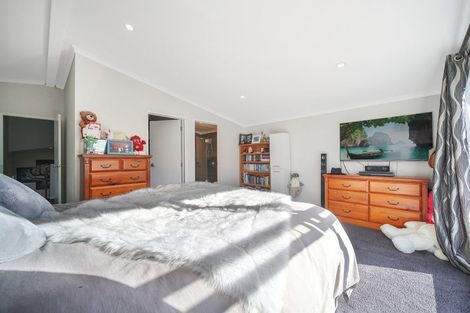 Photo of property in 13 Lambir Place, Fairview Heights, Auckland, 0632