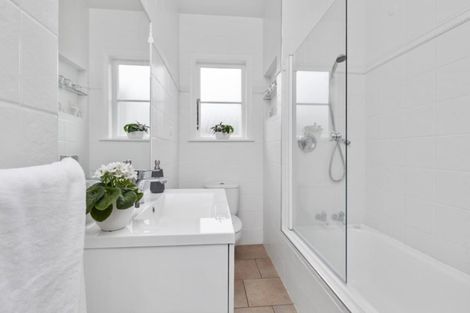 Photo of property in 28 Hanlon Crescent, Narrow Neck, Auckland, 0624