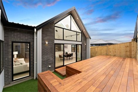 Photo of property in 32 Streamview Way, Long Bay, 0792