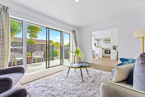 Photo of property in 1/307a Wairau Road, Totara Vale, Auckland, 0627