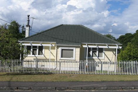 Photo of property in 18 Cleve Road, Green Bay, Auckland, 0604