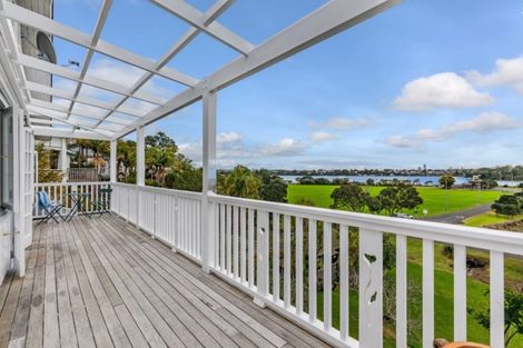 Photo of property in 42 Waterview Road, Stanley Point, Auckland, 0624
