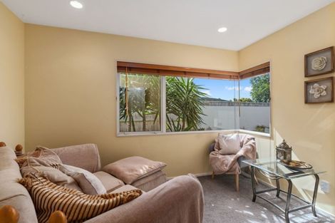 Photo of property in 2/1 Hyde Road, Rothesay Bay, Auckland, 0630