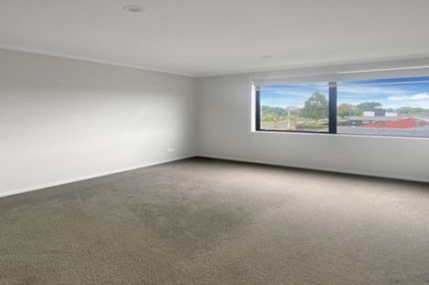 Photo of property in 3/5 Peachgrove Road, Te Atatu Peninsula, Auckland, 0610