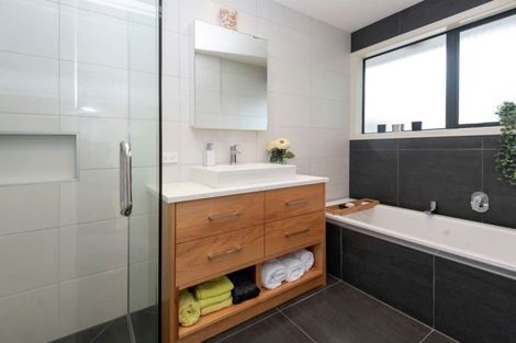 Photo of property in 2 Copperfield Terrace, Mellons Bay, Auckland, 2014