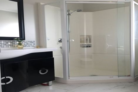 Photo of property in 18 Lorikeet Place, Unsworth Heights, Auckland, 0632